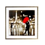 Par de Quadros Casal com Sombrinha Vermelha em Paris para Sala Quarto Hotéis Escritório, 60x60cm C/ Vidro 3mm e Moldura na Cor Dourada Envelhecida